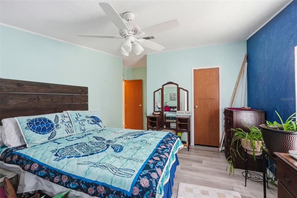 For Sale: $289,999 (5 beds, 2 baths, 2280 Square Feet)