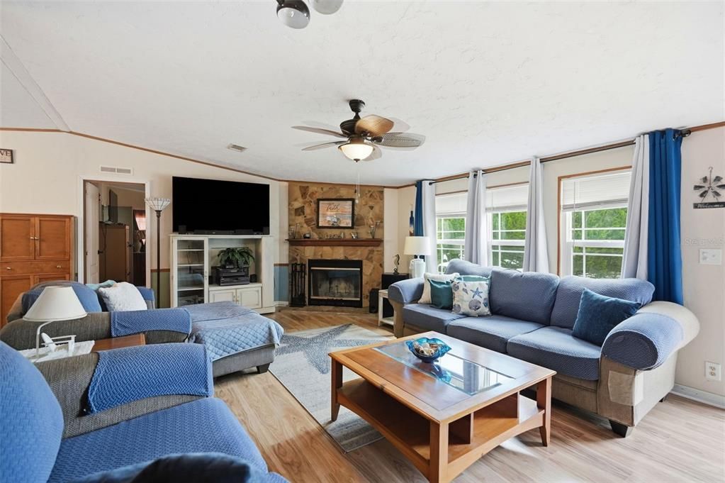 For Sale: $289,999 (5 beds, 2 baths, 2280 Square Feet)