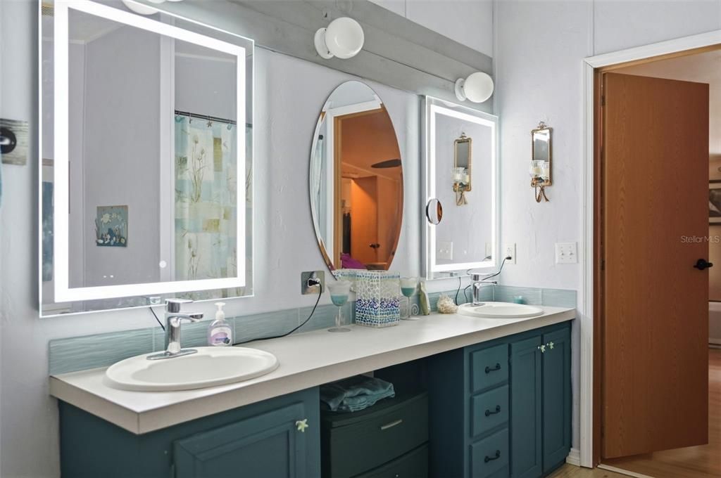For Sale: $289,999 (5 beds, 2 baths, 2280 Square Feet)