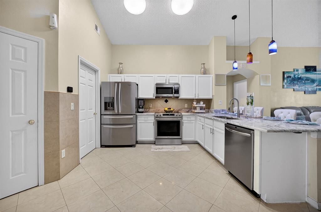 For Sale: $385,000 (3 beds, 2 baths, 1662 Square Feet)