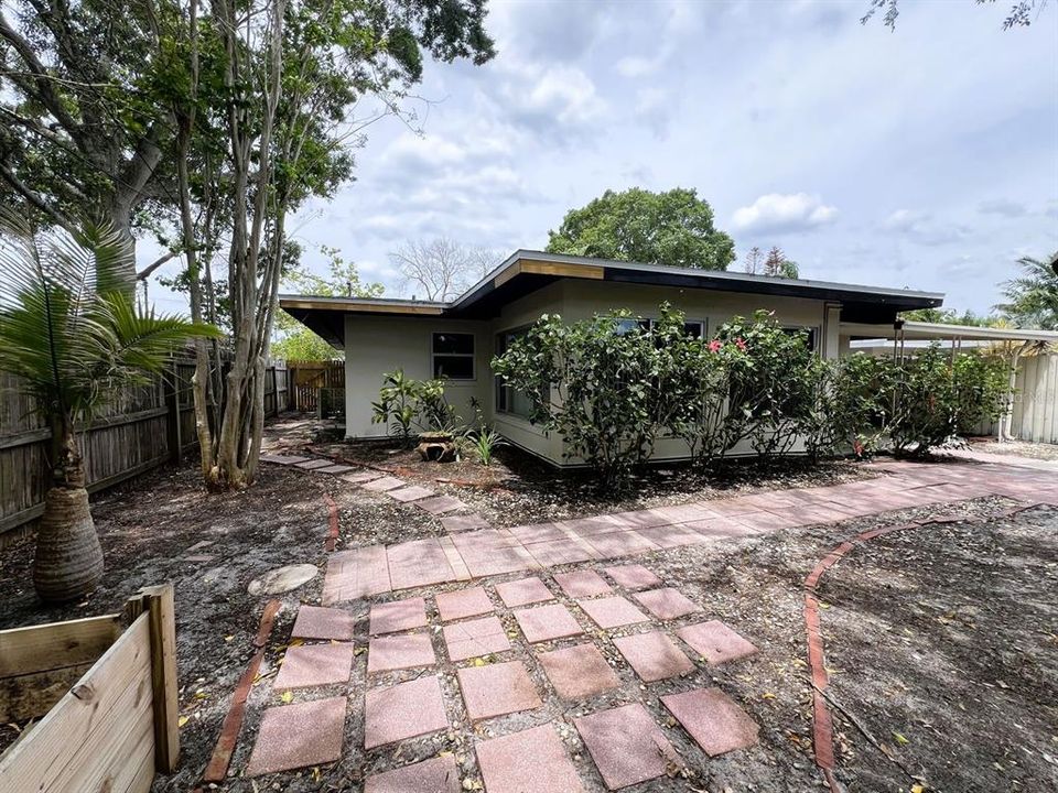 Active With Contract: $2,500 (2 beds, 2 baths, 1250 Square Feet)