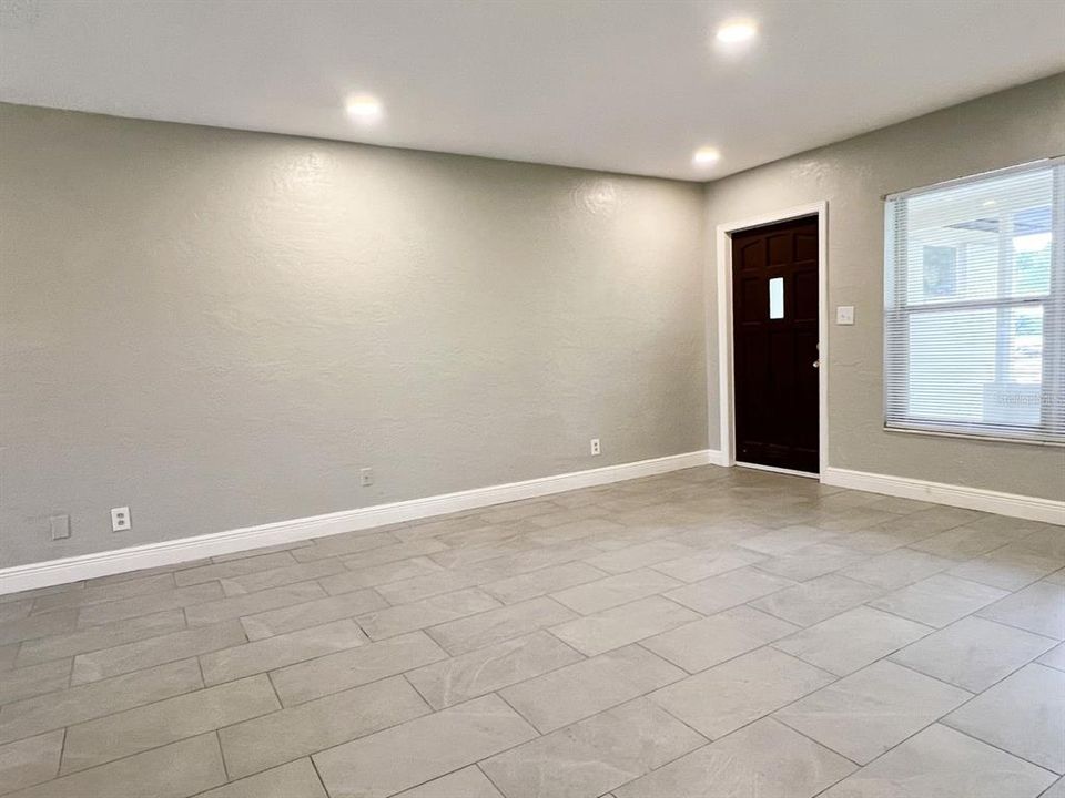 Active With Contract: $2,500 (2 beds, 2 baths, 1250 Square Feet)