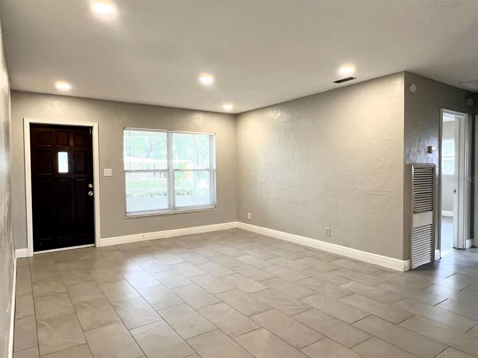 Active With Contract: $2,500 (2 beds, 2 baths, 1250 Square Feet)