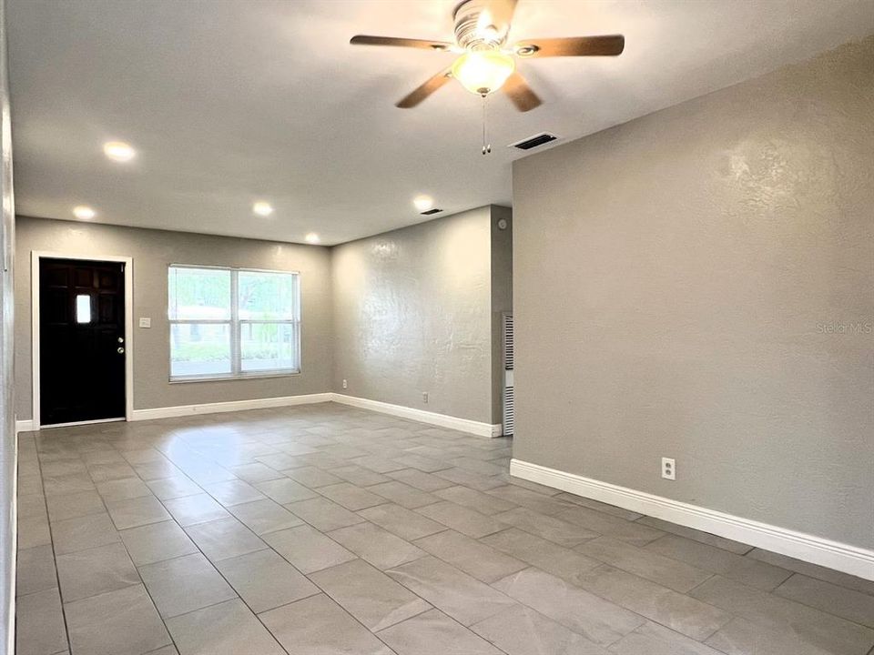 Active With Contract: $2,500 (2 beds, 2 baths, 1250 Square Feet)