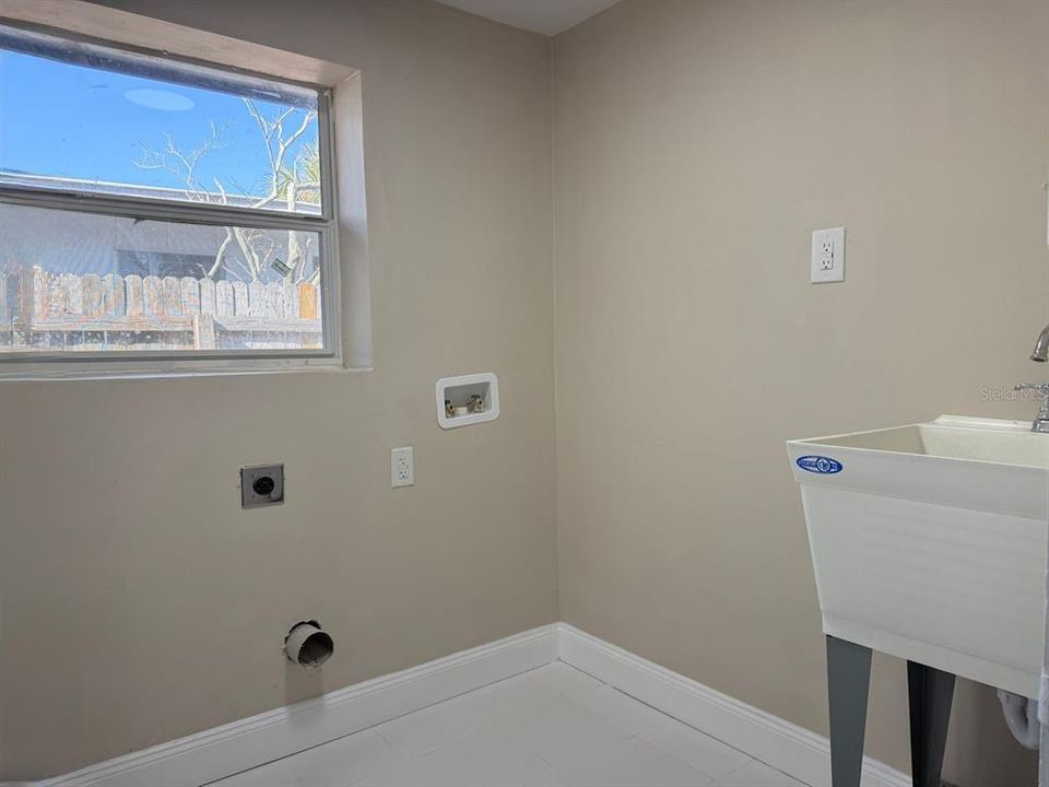 Active With Contract: $2,500 (2 beds, 2 baths, 1250 Square Feet)