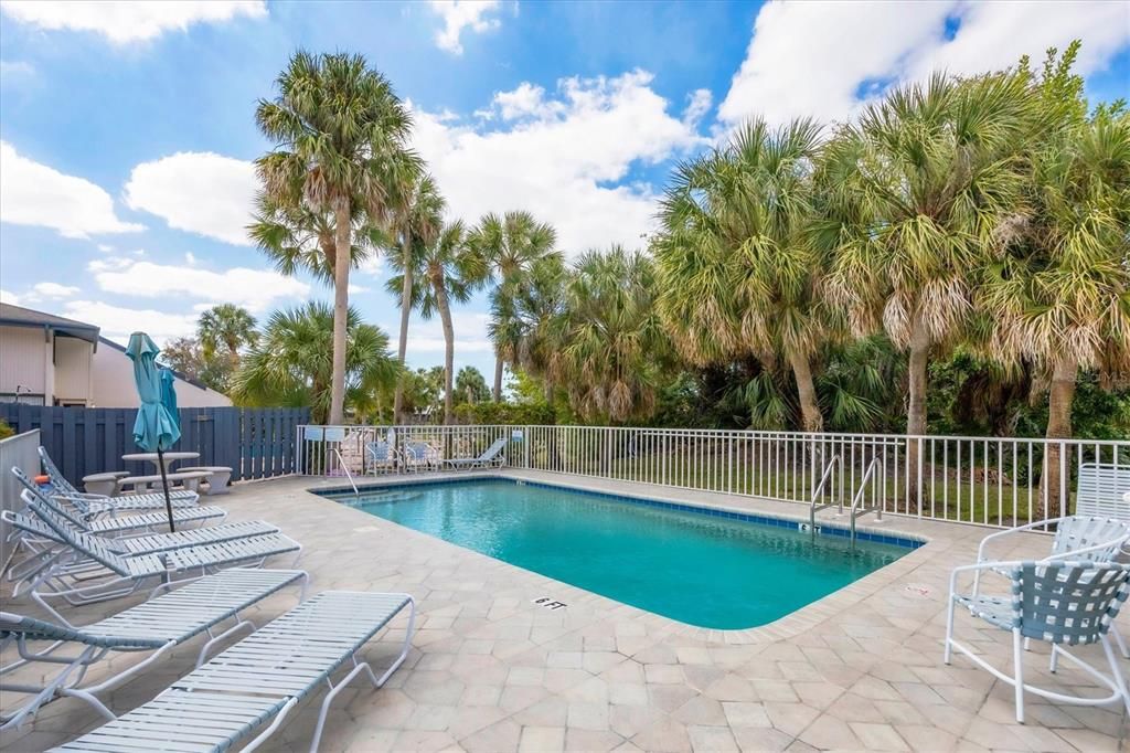 For Sale: $185,500 (2 beds, 2 baths, 941 Square Feet)
