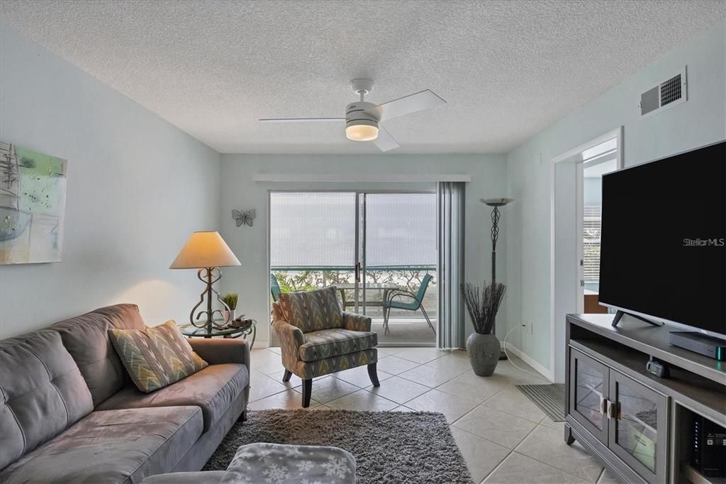 For Sale: $185,500 (2 beds, 2 baths, 941 Square Feet)
