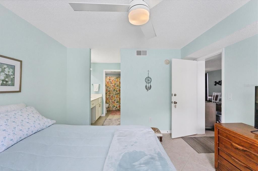For Sale: $185,500 (2 beds, 2 baths, 941 Square Feet)