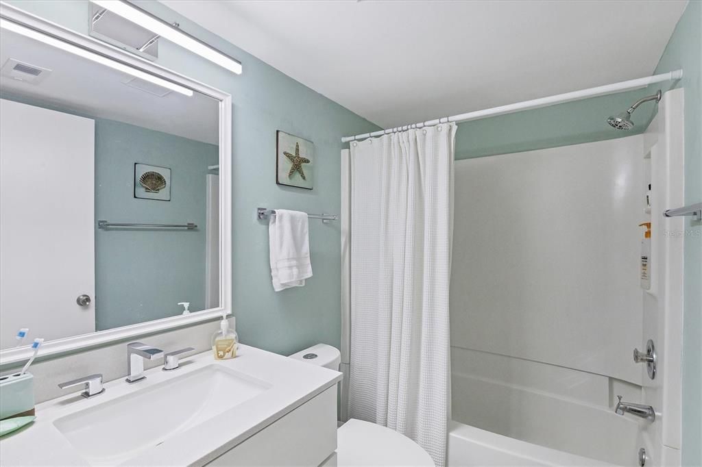 For Sale: $185,500 (2 beds, 2 baths, 941 Square Feet)