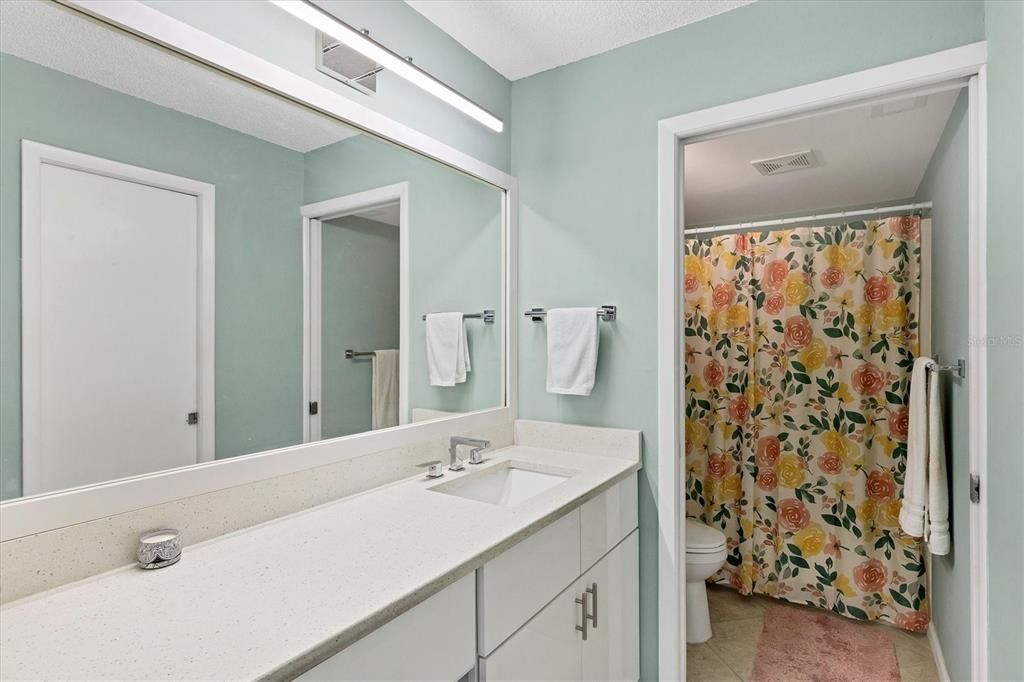 For Sale: $185,500 (2 beds, 2 baths, 941 Square Feet)