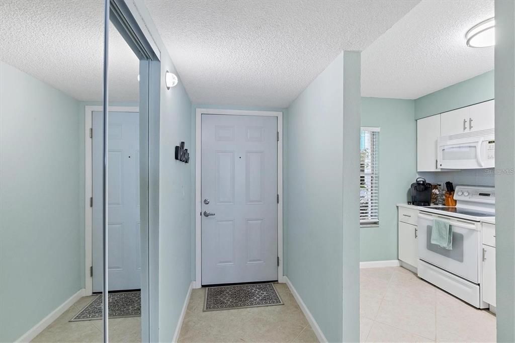 For Sale: $185,500 (2 beds, 2 baths, 941 Square Feet)