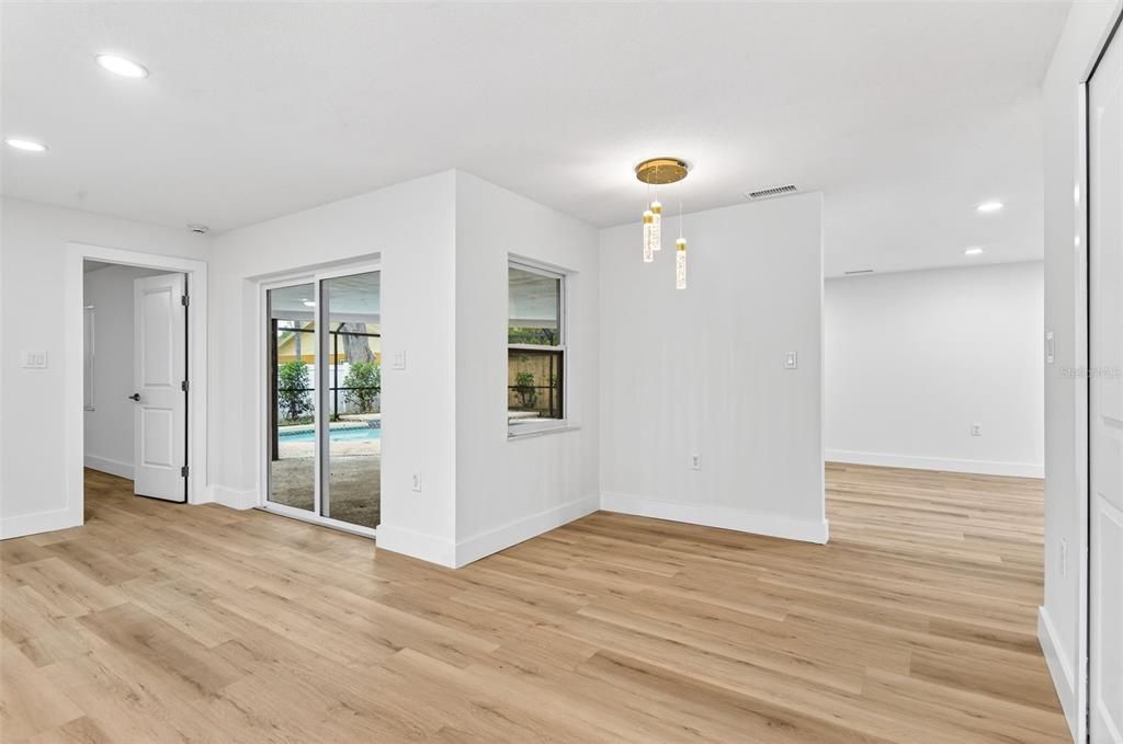 Под контрактом: $639,900 (3 спален, 2 ванн, 1809 Квадратных фут)