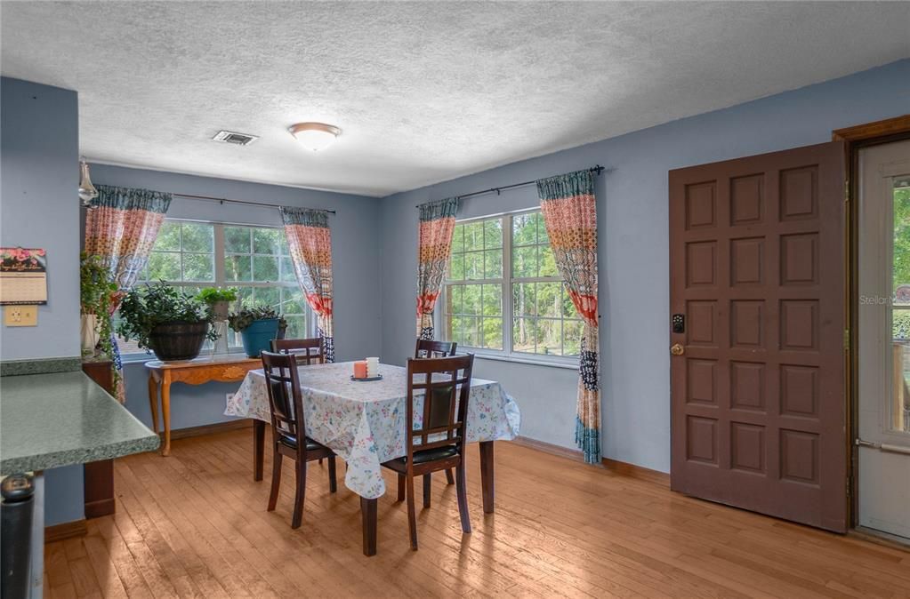 На продажу: $299,900 (3 спален, 2 ванн, 1953 Квадратных фут)