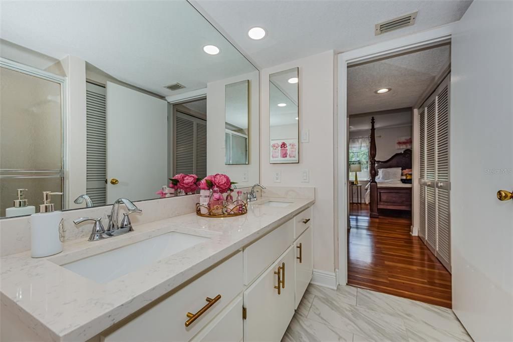 For Sale: $175,000 (2 beds, 2 baths, 1114 Square Feet)