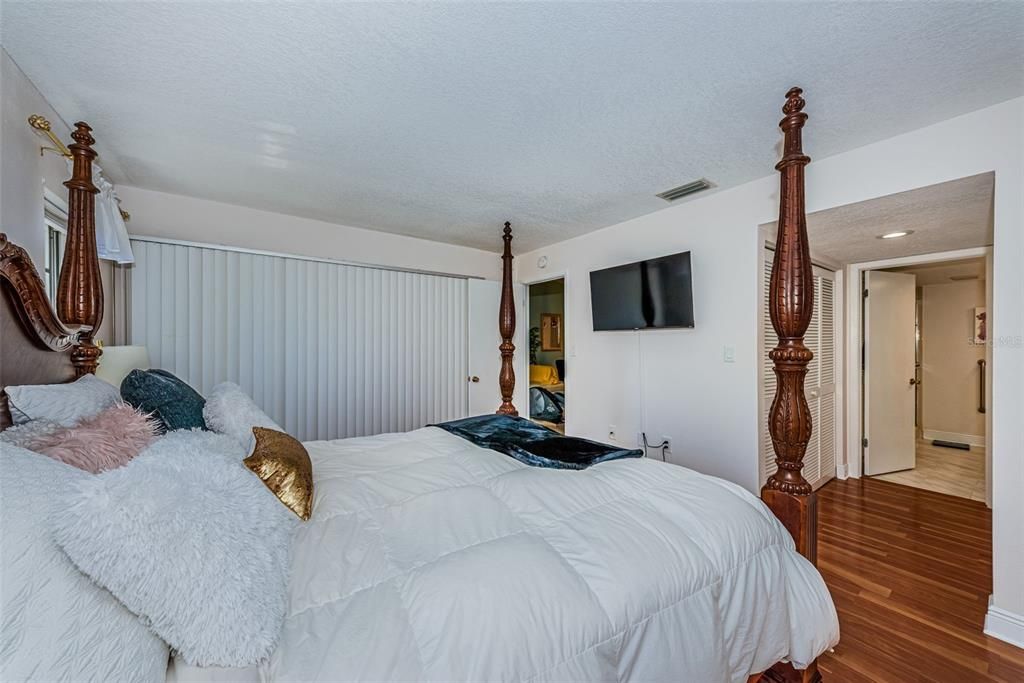 For Sale: $175,000 (2 beds, 2 baths, 1114 Square Feet)