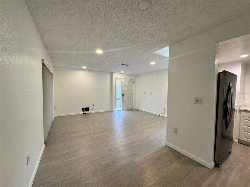 Activo con contrato: $1,775 (2 camas, 2 baños, 930 Pies cuadrados)