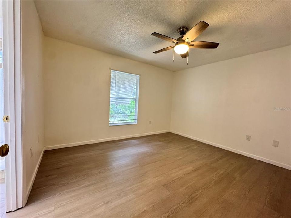 Activo con contrato: $1,775 (2 camas, 2 baños, 930 Pies cuadrados)