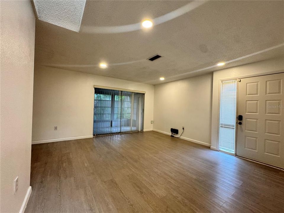 Activo con contrato: $1,775 (2 camas, 2 baños, 930 Pies cuadrados)