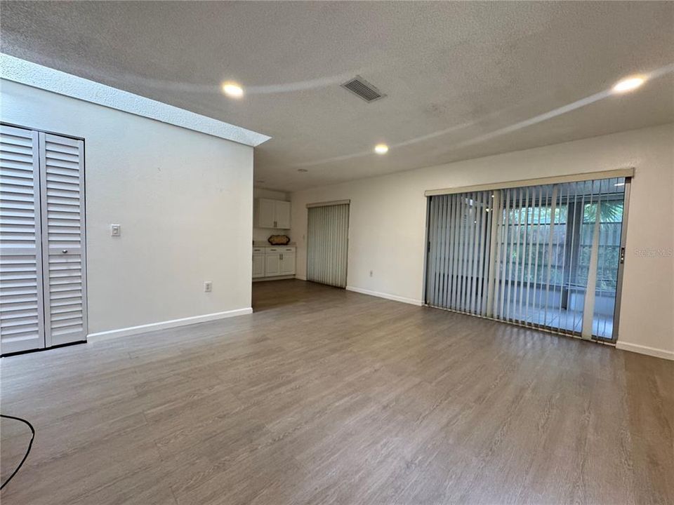 Activo con contrato: $1,775 (2 camas, 2 baños, 930 Pies cuadrados)