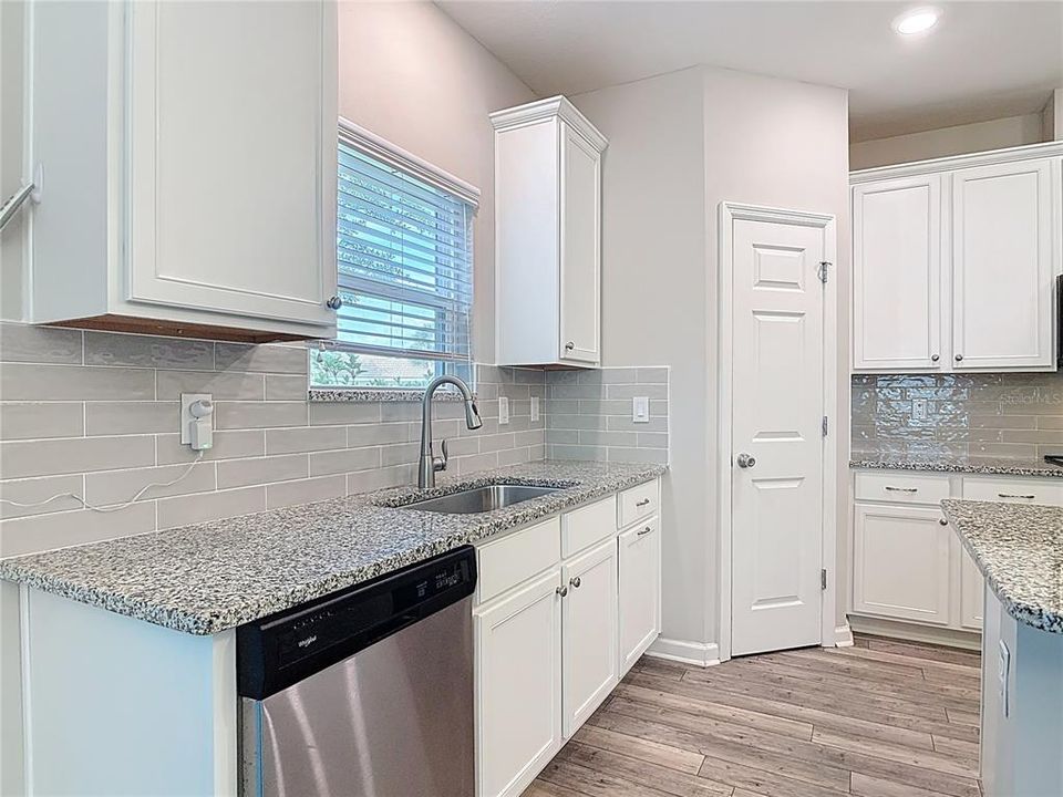 На продажу: $299,999 (3 спален, 2 ванн, 1736 Квадратных фут)