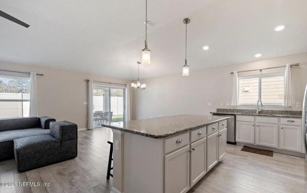 For Rent: $2,500 (3 beds, 2 baths, 1608 Square Feet)