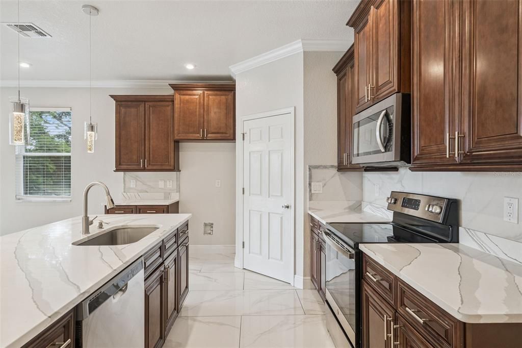 En Venta: $345,000 (4 camas, 2 baños, 1851 Pies cuadrados)