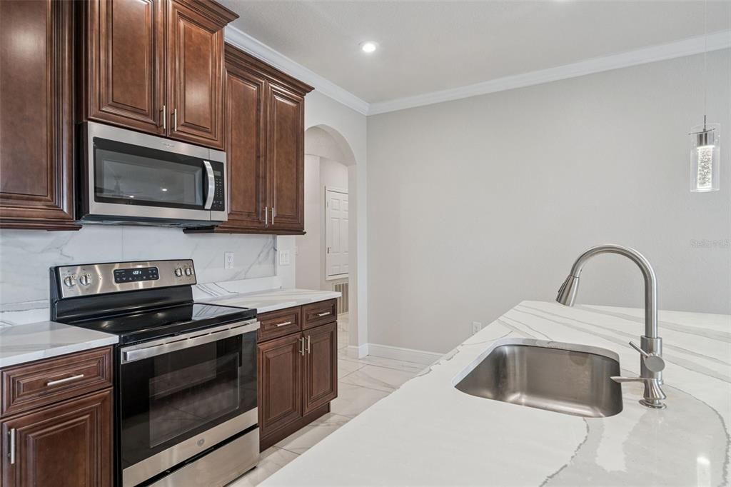 En Venta: $345,000 (4 camas, 2 baños, 1851 Pies cuadrados)