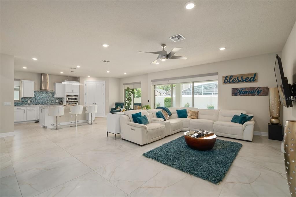 En Venta: $799,999 (4 camas, 3 baños, 2692 Pies cuadrados)