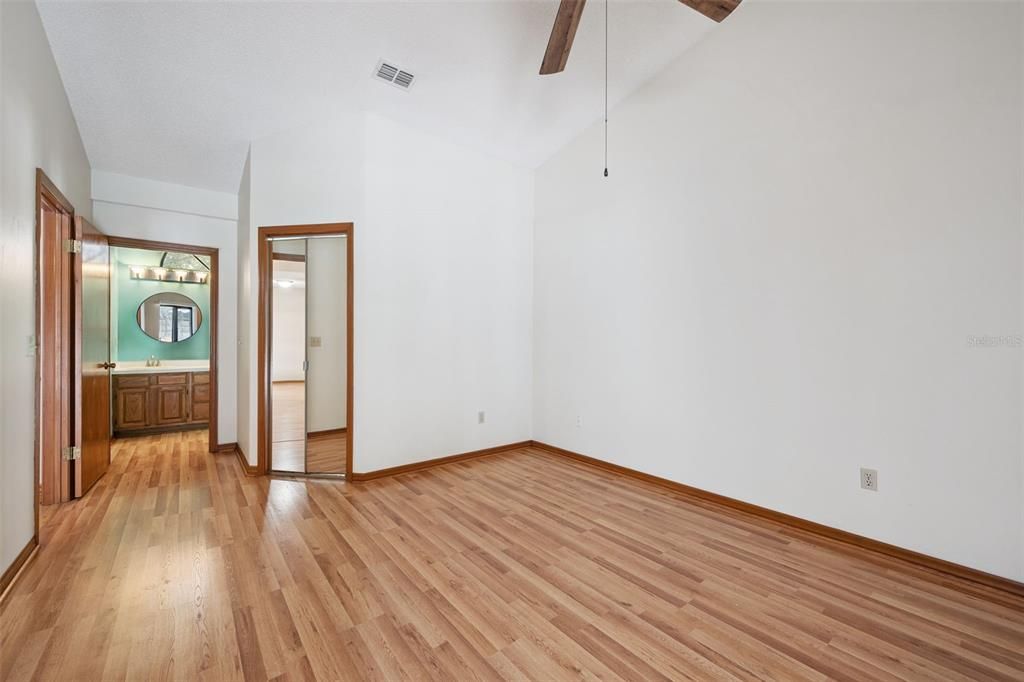Под контрактом: $425,000 (3 спален, 2 ванн, 1819 Квадратных фут)