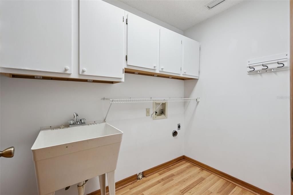 Под контрактом: $425,000 (3 спален, 2 ванн, 1819 Квадратных фут)