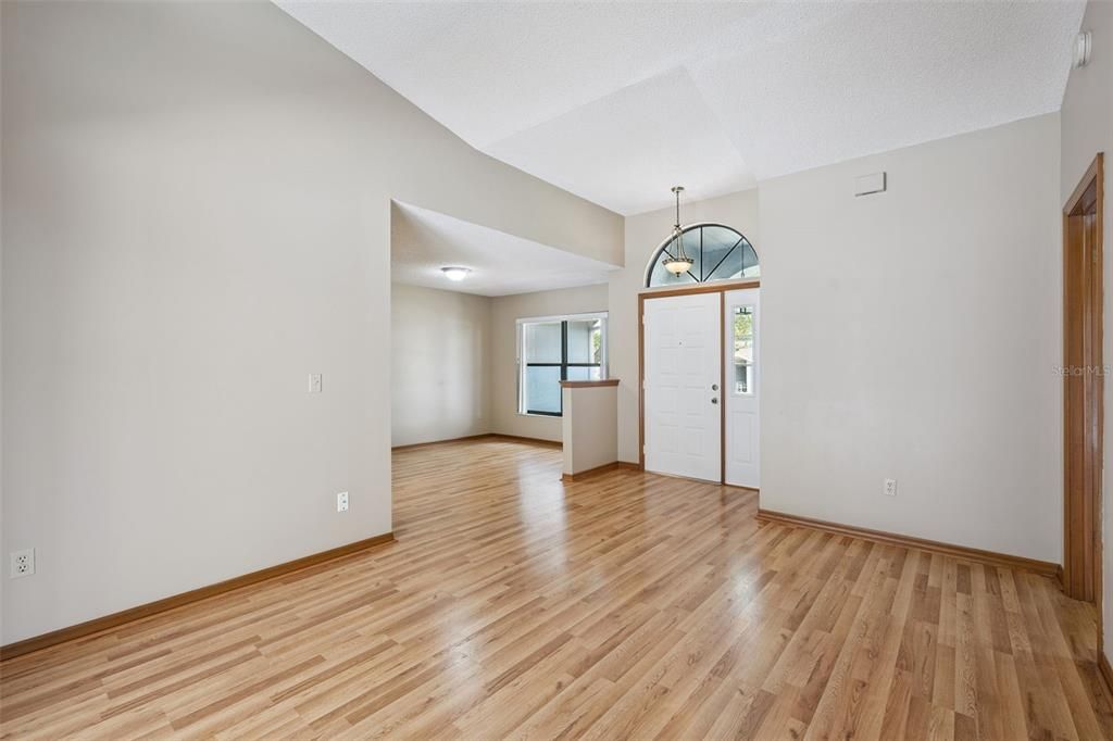 Под контрактом: $425,000 (3 спален, 2 ванн, 1819 Квадратных фут)