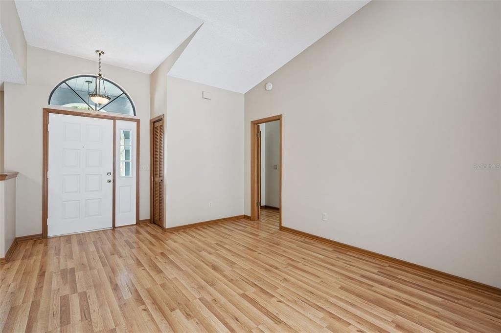 Под контрактом: $425,000 (3 спален, 2 ванн, 1819 Квадратных фут)