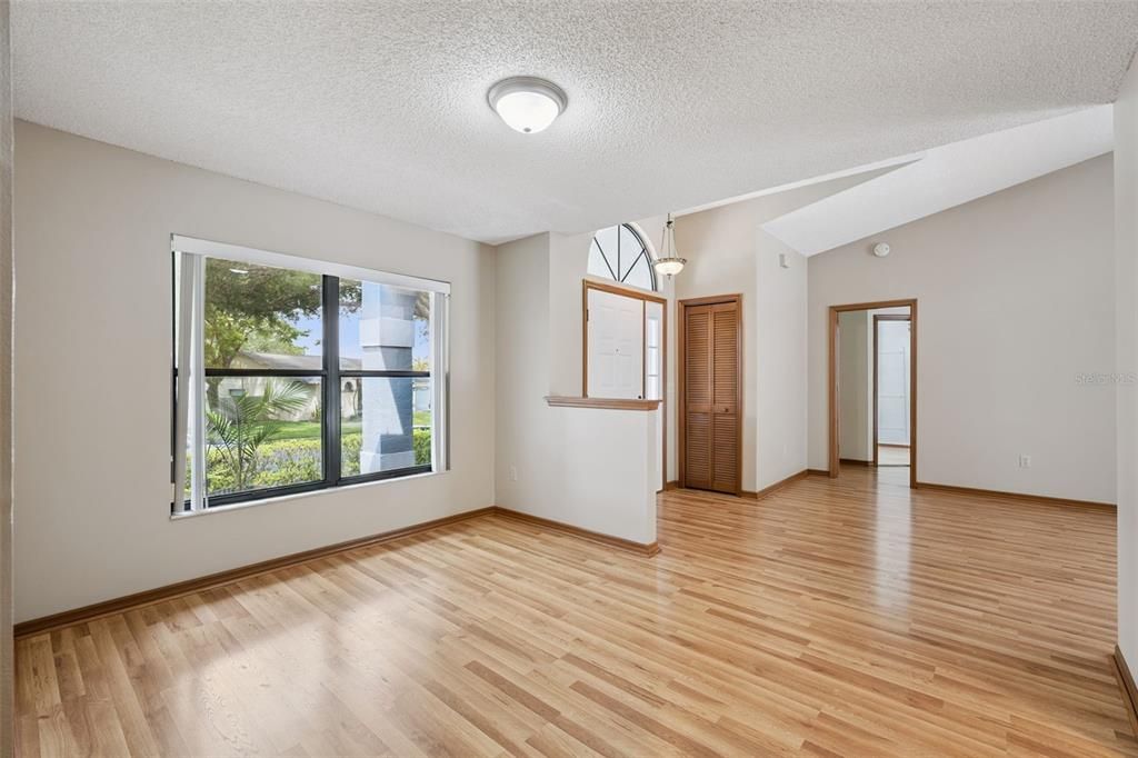 Под контрактом: $425,000 (3 спален, 2 ванн, 1819 Квадратных фут)