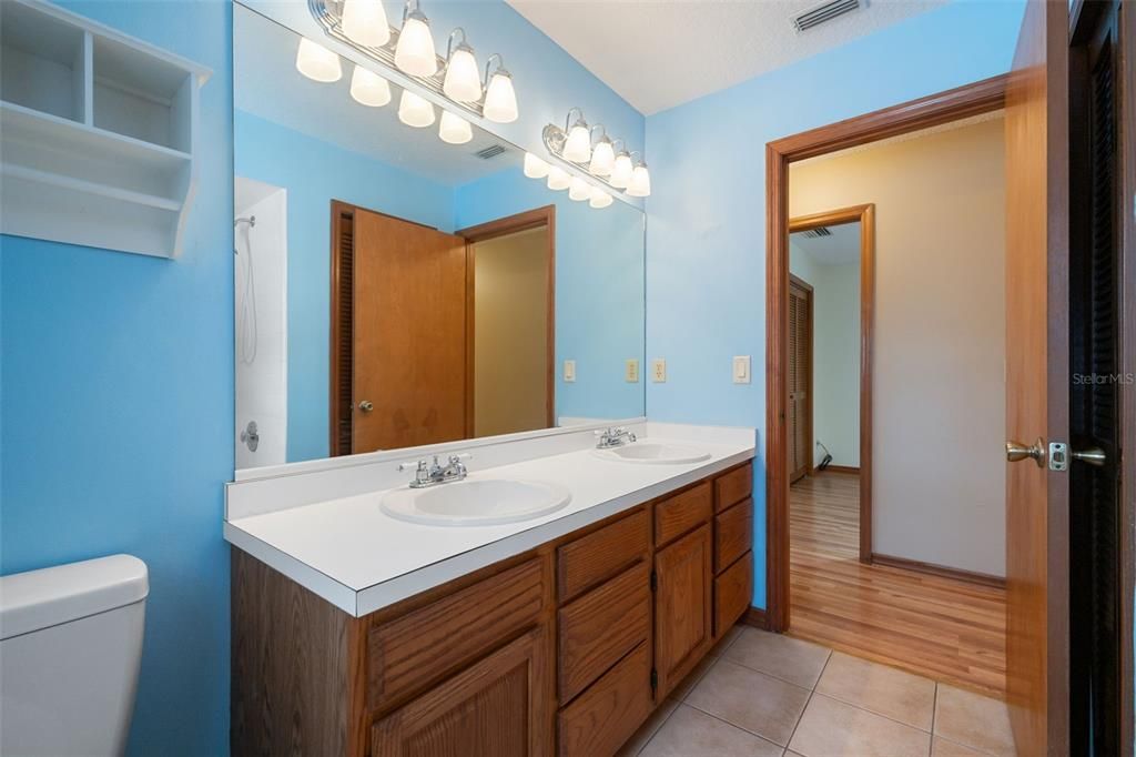 Под контрактом: $425,000 (3 спален, 2 ванн, 1819 Квадратных фут)