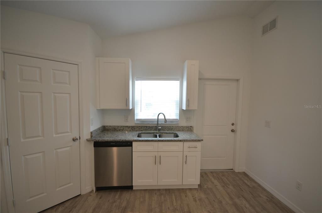 For Rent: $2,200 (3 beds, 2 baths, 1193 Square Feet)