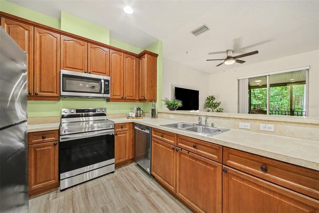 Active With Contract: $310,000 (2 beds, 2 baths, 1516 Square Feet)
