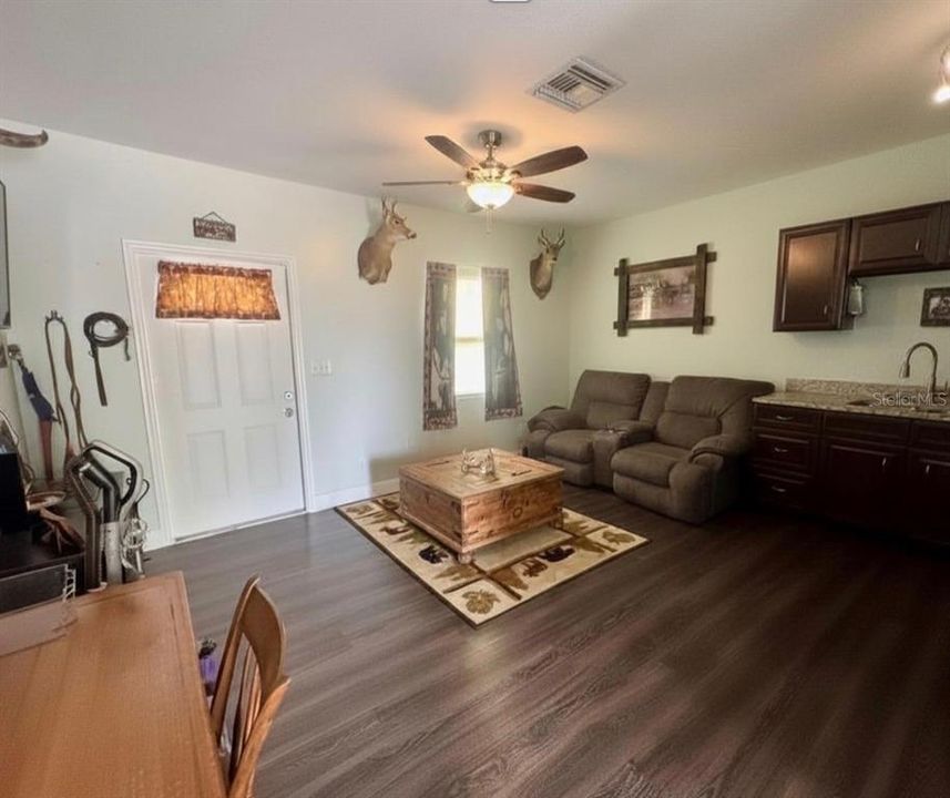 For Sale: $125,000 (1 beds, 1 baths, 512 Square Feet)