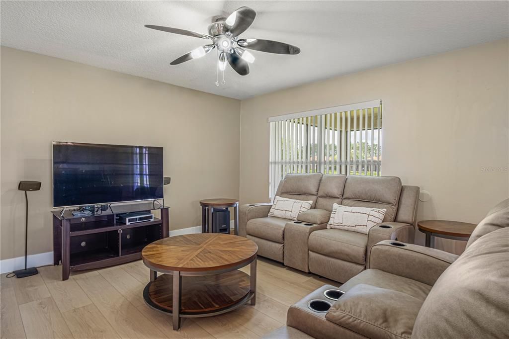 Activo con contrato: $355,000 (3 camas, 2 baños, 1537 Pies cuadrados)