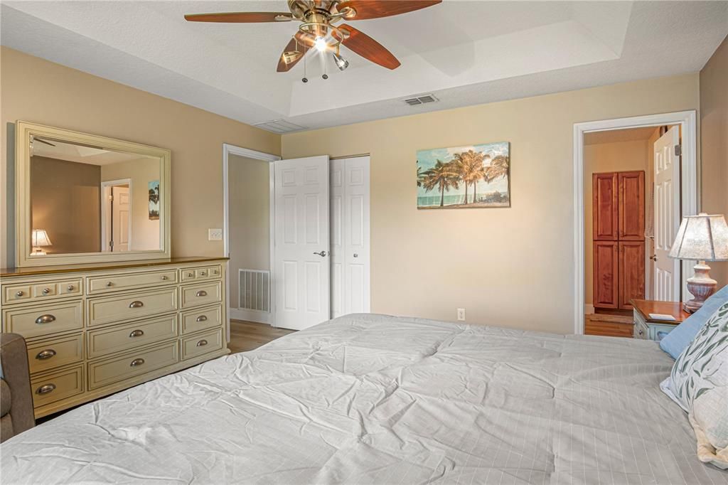 Activo con contrato: $355,000 (3 camas, 2 baños, 1537 Pies cuadrados)