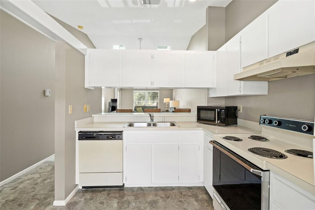 For Sale: $340,900 (2 beds, 2 baths, 920 Square Feet)