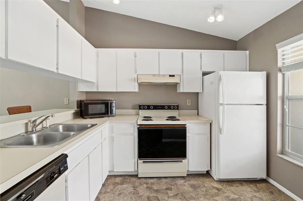 For Sale: $340,900 (2 beds, 2 baths, 920 Square Feet)