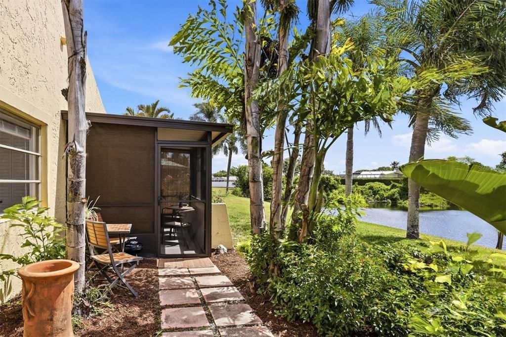 Active With Contract: $185,000 (1 beds, 1 baths, 812 Square Feet)