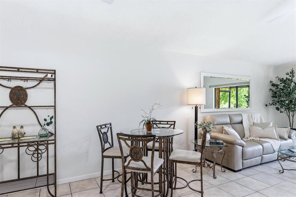 Active With Contract: $185,000 (1 beds, 1 baths, 812 Square Feet)