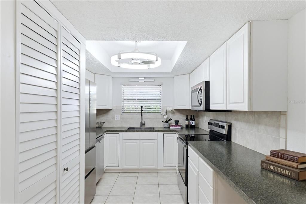 Active With Contract: $185,000 (1 beds, 1 baths, 812 Square Feet)