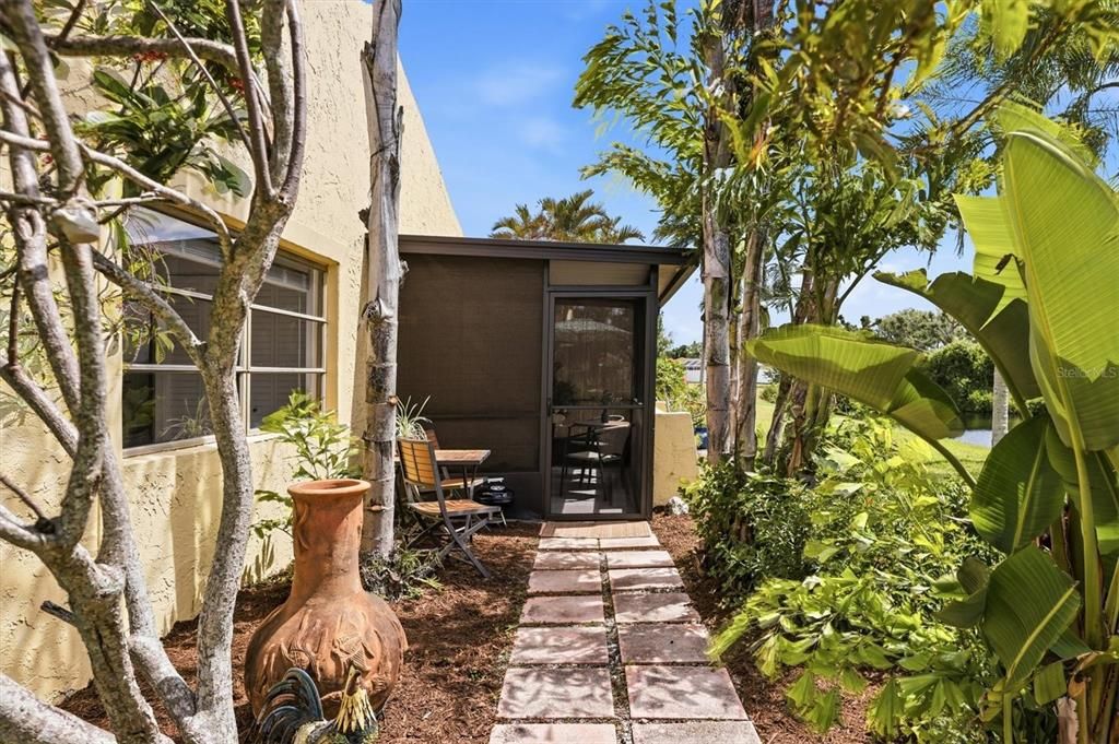Active With Contract: $185,000 (1 beds, 1 baths, 812 Square Feet)