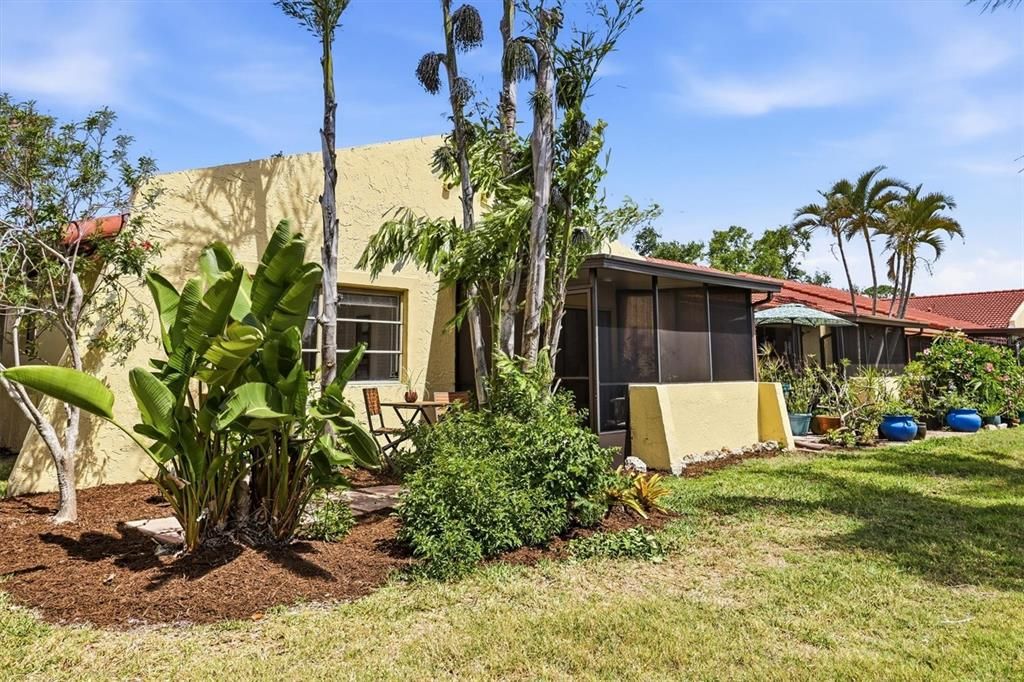 Active With Contract: $185,000 (1 beds, 1 baths, 812 Square Feet)