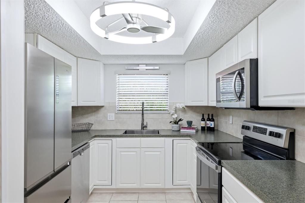 Active With Contract: $185,000 (1 beds, 1 baths, 812 Square Feet)