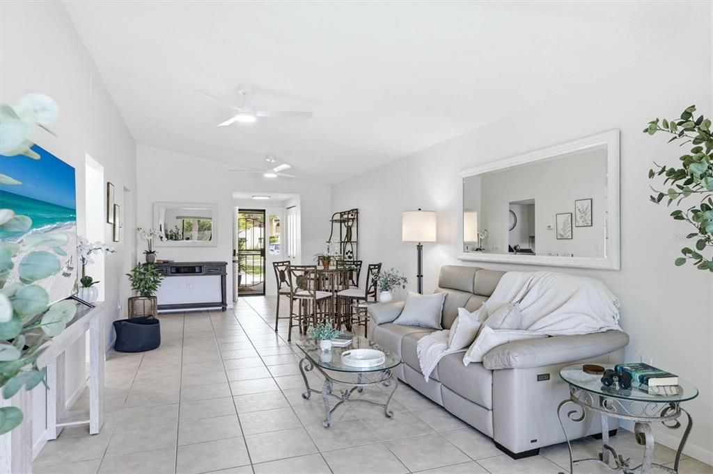 Active With Contract: $185,000 (1 beds, 1 baths, 812 Square Feet)
