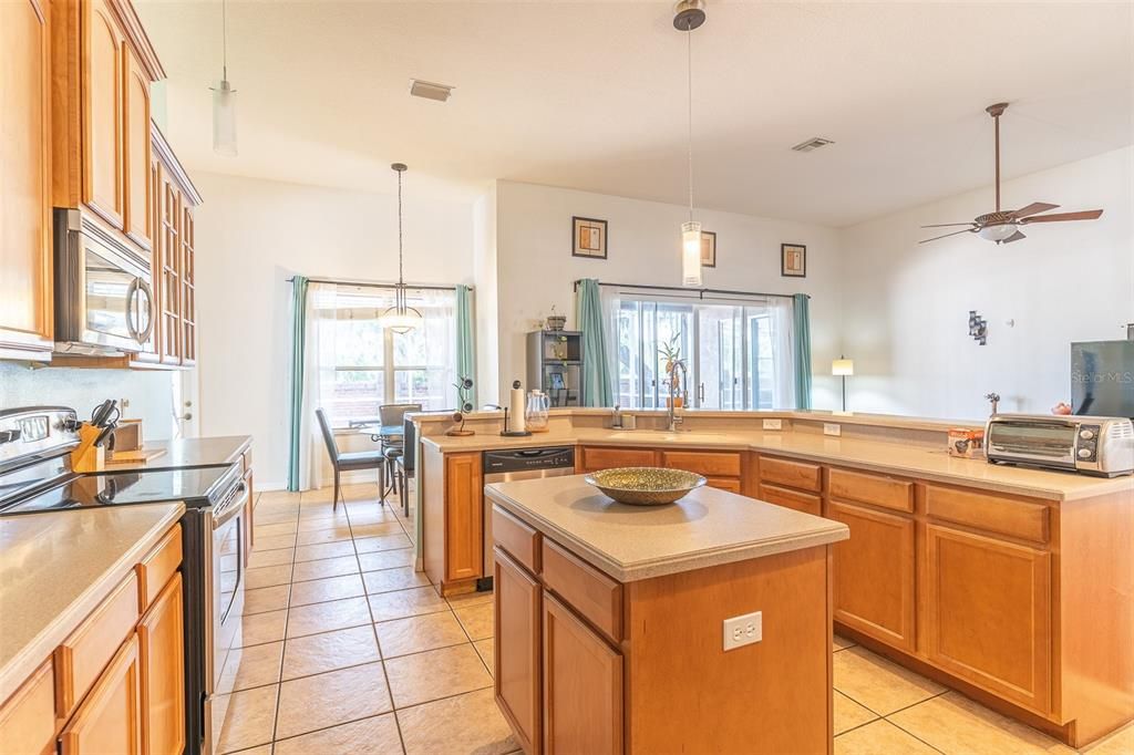Activo con contrato: $444,990 (4 camas, 3 baños, 2720 Pies cuadrados)