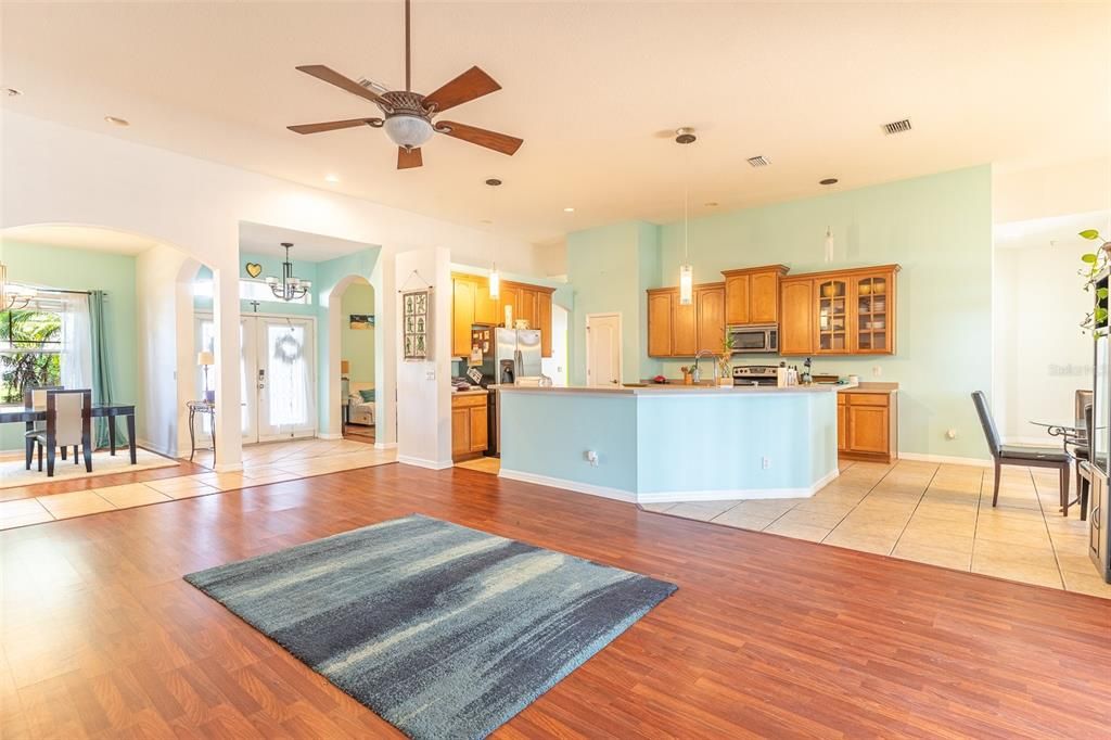 Activo con contrato: $444,990 (4 camas, 3 baños, 2720 Pies cuadrados)